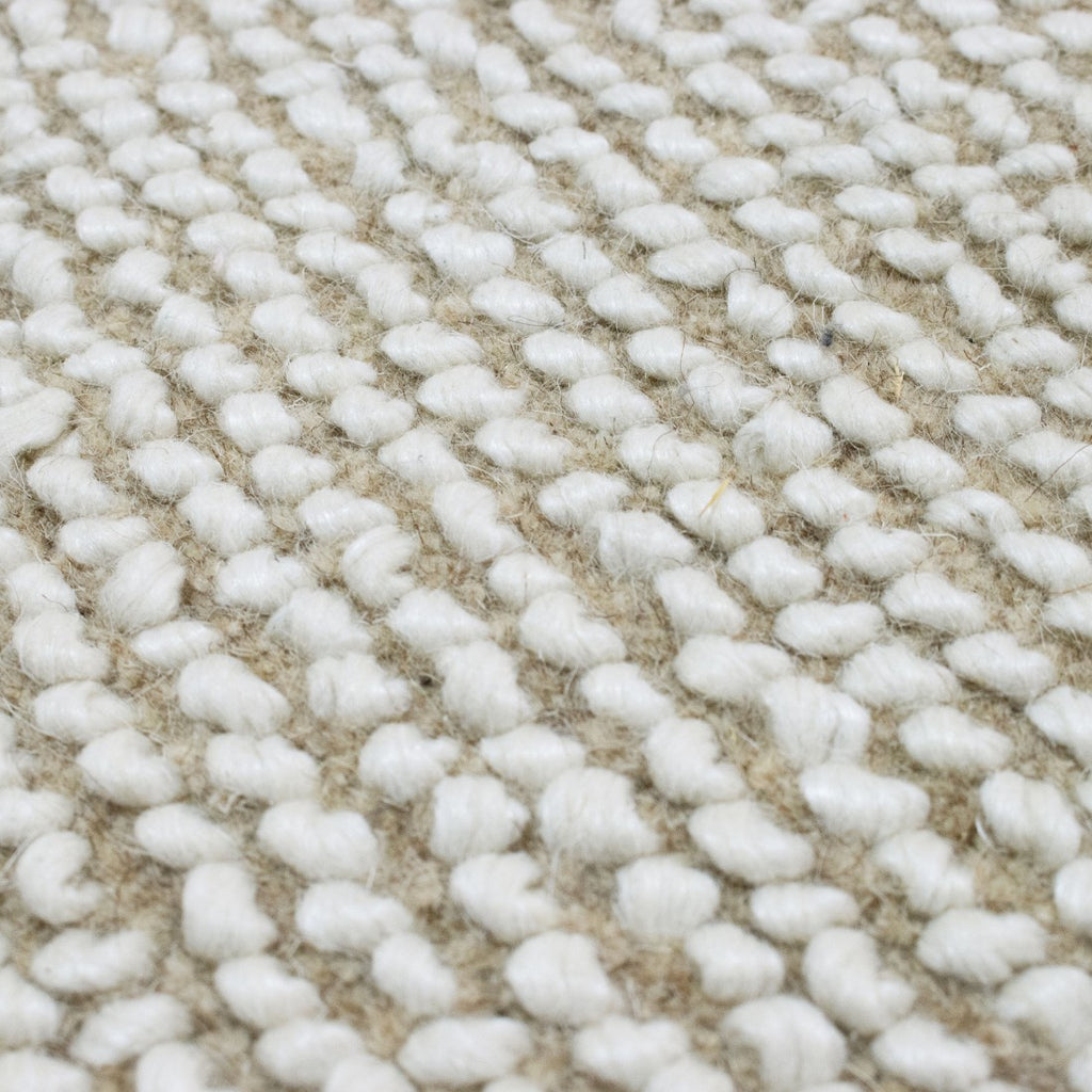 Paradise Living | Detalhe da textura macia do Tapete Natural Dots 002 Bege, pelo 6mm em lã