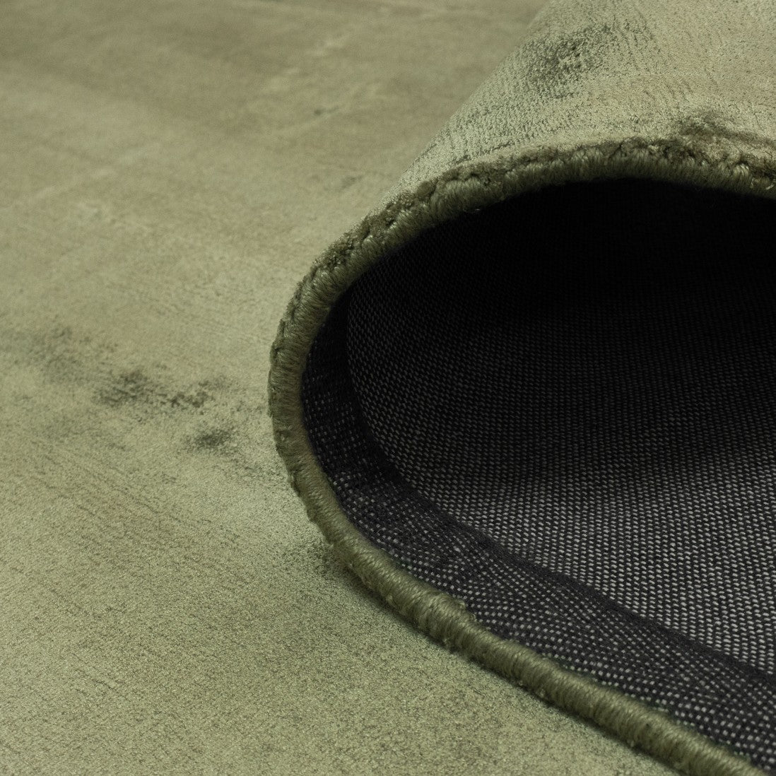 Paradise Living | Detalhe da textura sedosa do Tapete Papua 005 Verde, pelo 8mm em viscose