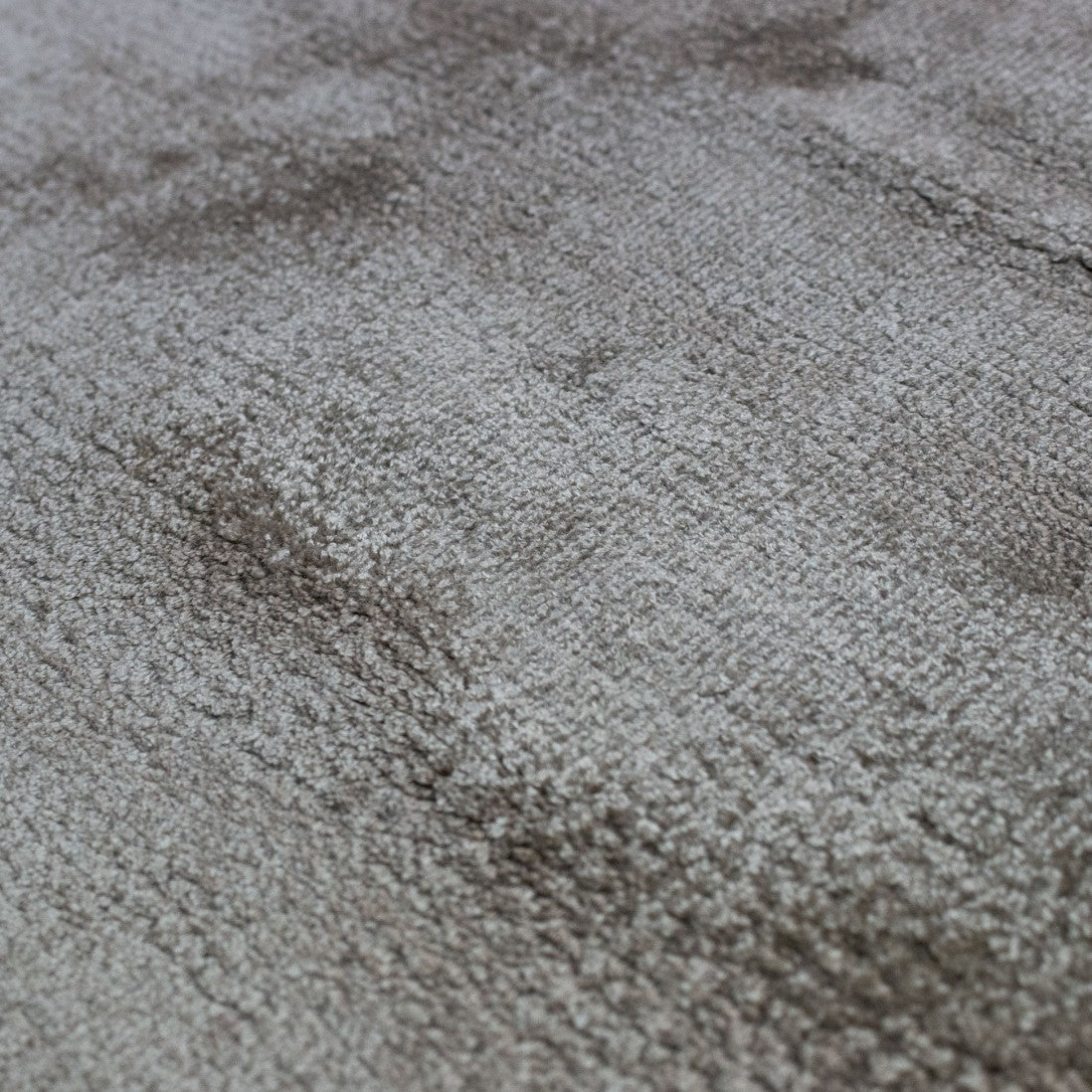 Paradise Living | Detalhe da textura sedosa do Tapete Papua 030 Cinza, pelo 8mm em viscose