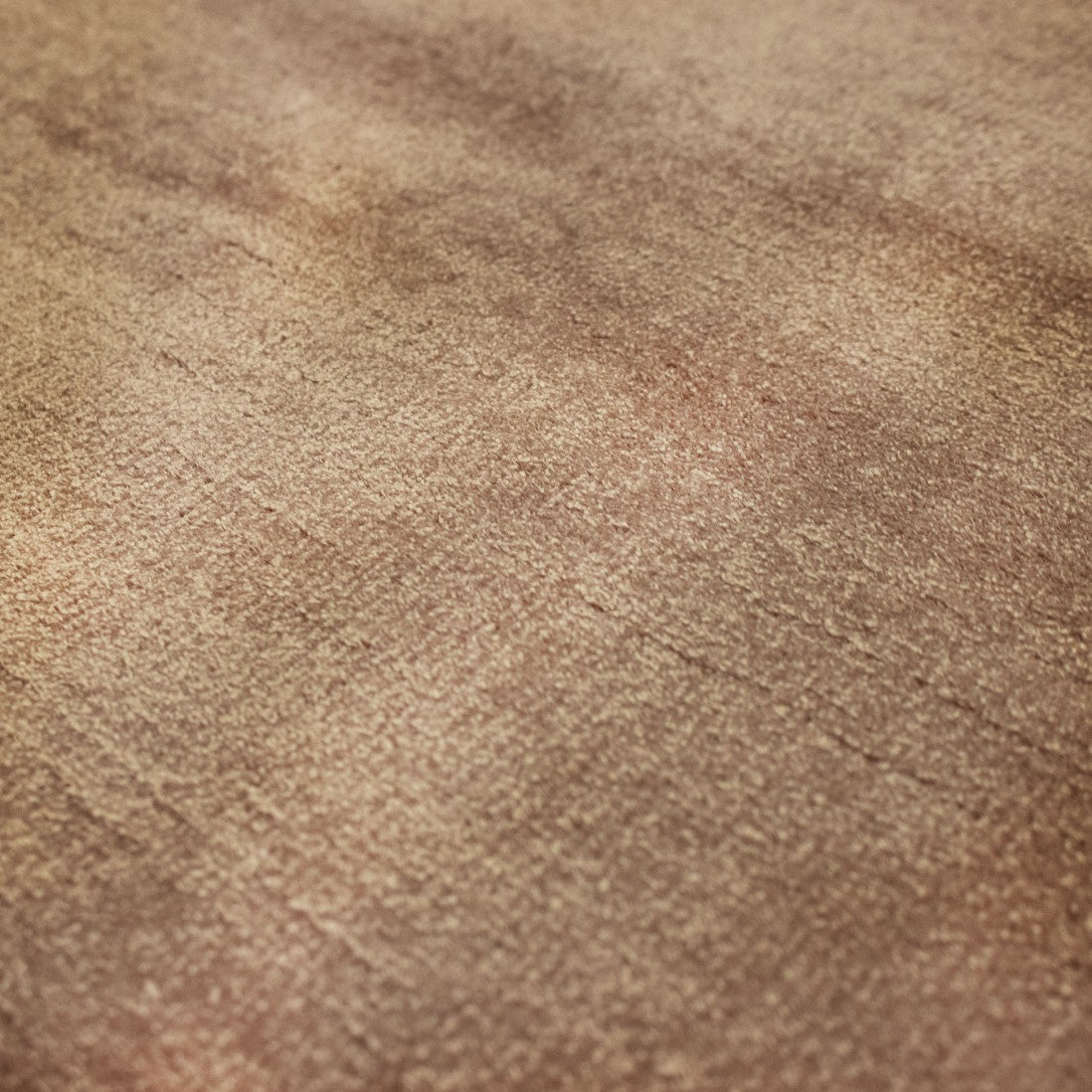 Paradise Living – Macro da superfície do Tapete Papua 054 Castanho em viscose, com textura sedosa e variações orgânicas de tom castanho claro