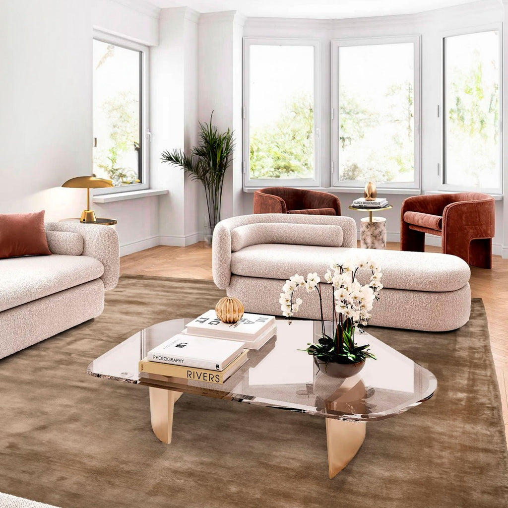 Paradise Living – Tapete Papua 054 Castanho em sala de estar contemporânea com sofá e mesa de centro em vidro, ambiente luminoso e elegante