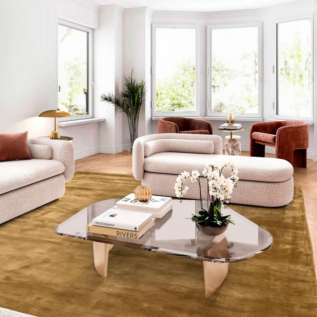 Paradise Living – Tapete Papua 115 Dourado em sala de estar contemporânea com sofá e mesa de centro em vidro, ambiente luminoso e elegante