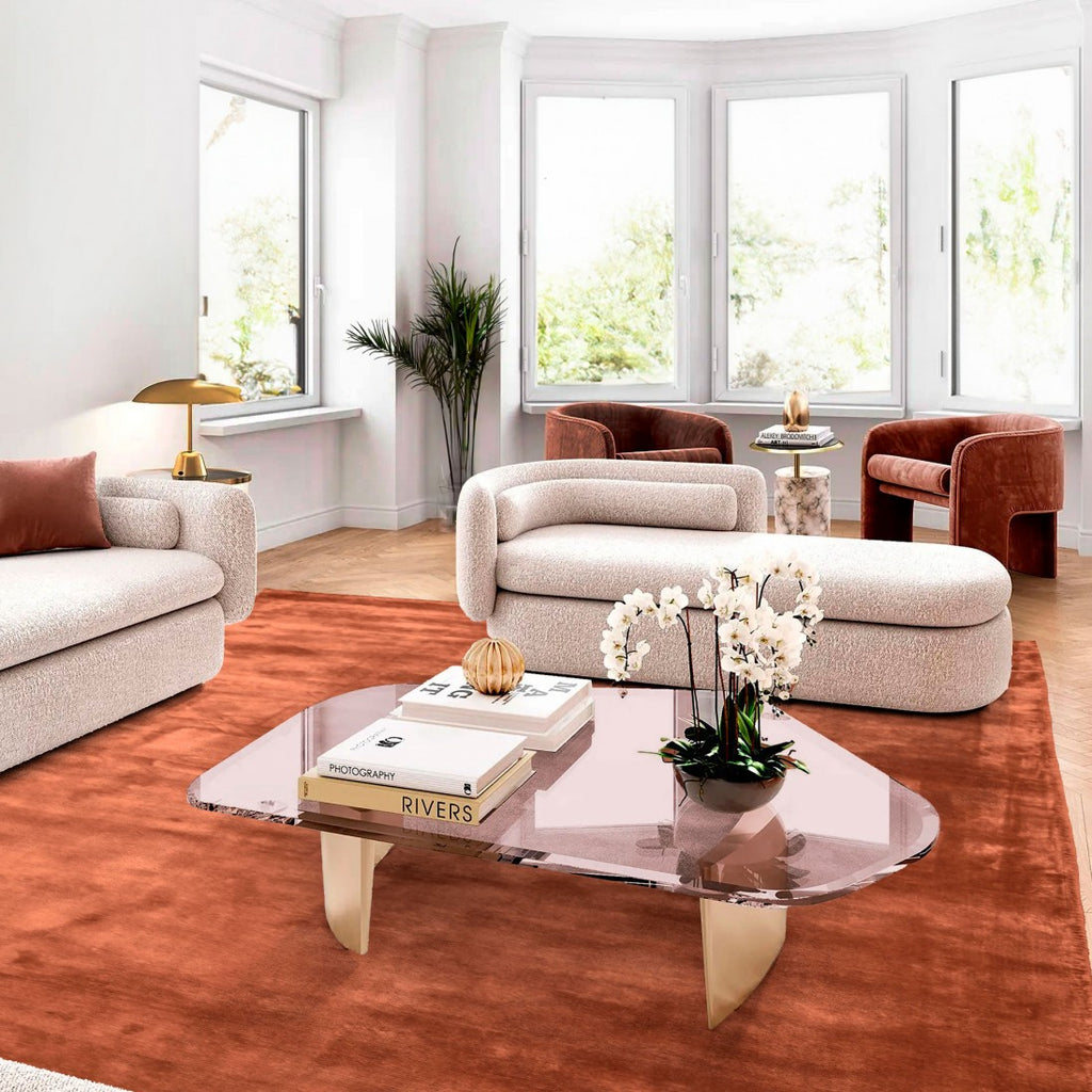 Paradise Living – Tapete Papua 192 Laranja Torrado em sala de estar contemporânea com sofá e mesa de centro em vidro, ambiente luminoso e acolhedor