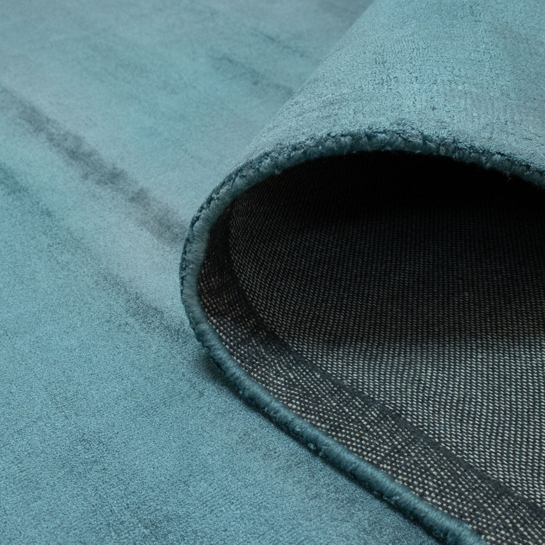 Paradise Living | Detalhe da textura sedosa do Tapete Papua 258 Azul, pelo 8mm em viscose