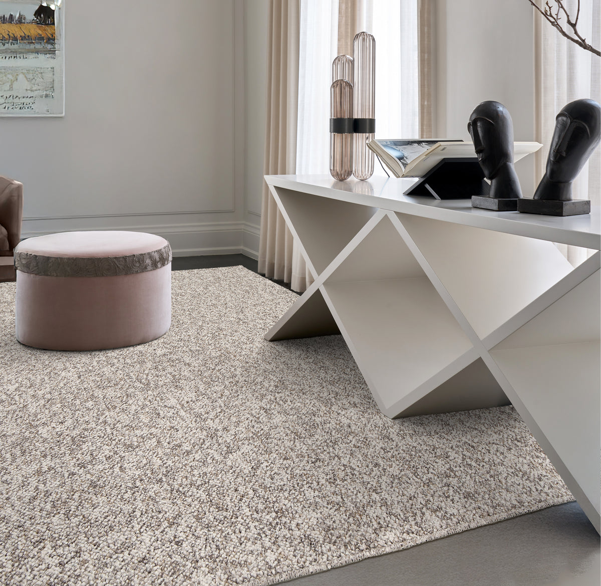 Paradise Living – Tapete Lavável Polo 71511/080 Cinza em escritório elegante com mesa branca geométrica, puf rosa e decoração escultórica